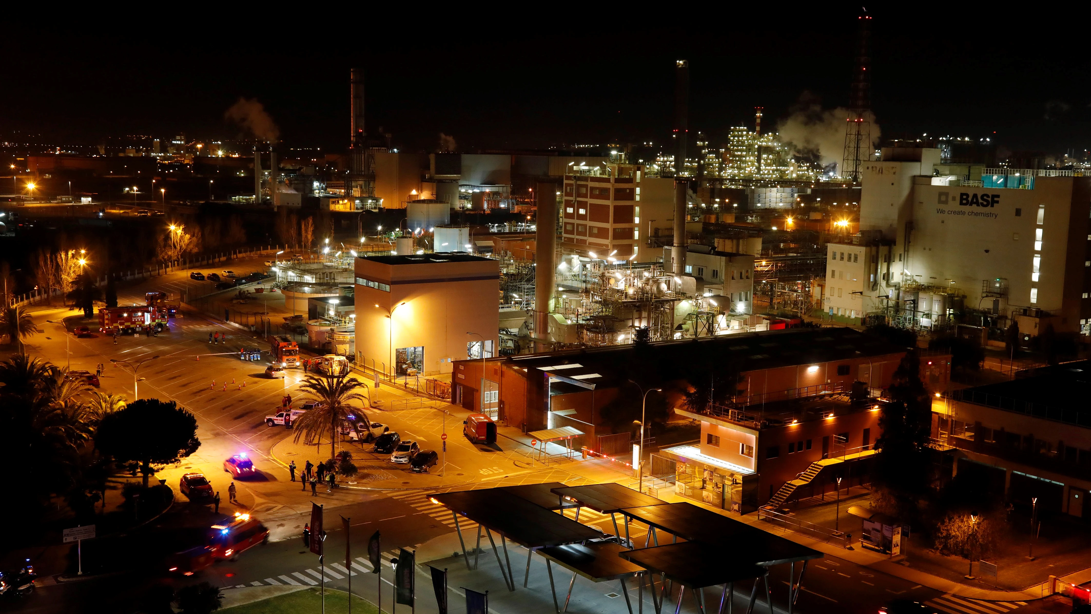 El centro de mando de los servicios de emergencia en la planta petroquímica de Tarragona