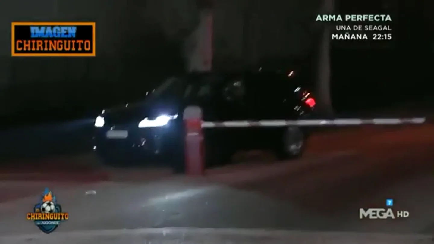 Gil Marín se salta la barrera del parking del aeropuerto para poder salir Gil Marín se salta la barrera del parking del aeropuerto para poder salir
