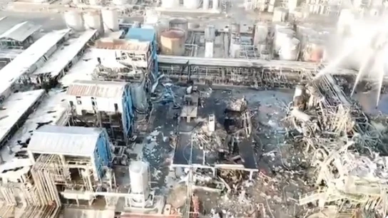 Primeras imágenes de la planta petroquímica de Tarragona tras sufrir la explosión Primeras imágenes de la planta petroquímica de Tarragona tras sufrir la explosión