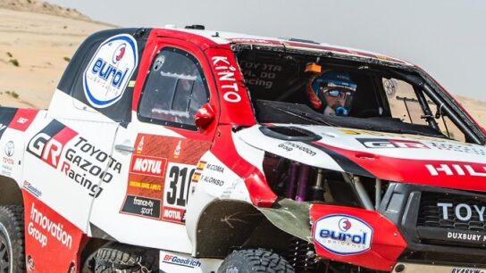 Fernando Alonso y Marc Coma, durante la d&eacute;cima etapa del Dakar