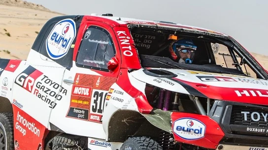 Fernando Alonso y Marc Coma, durante la décima etapa del Dakar Fernando Alonso y Marc Coma, durante la décima etapa del Dakar