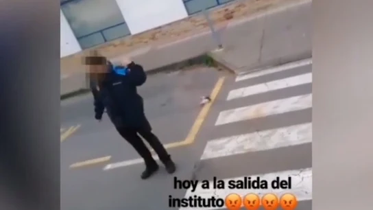 Graban a un policía ignorando y apartando con el pie a un gato que acaba de ser atropellado en Galicia Graban a un policía ignorando y apartando con el pie a un gato que acaba de ser atropellado en Galicia