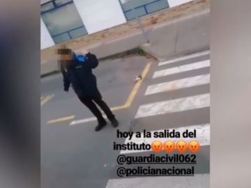 Graban a un policía ignorando y apartando con el pie a un gato que acaba de ser atropellado en Galicia Graban a un policía ignorando y apartando con el pie a un gato que acaba de ser atropellado en Galicia