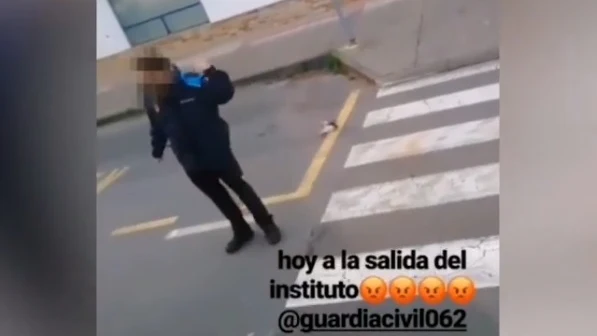 Graban a un policía ignorando y apartando con el pie a un gato que acaba de ser atropellado en Galicia