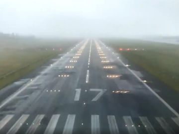 El angustioso vídeo que te hace ponerte en la piel de un piloto de avión en un aterrizaje con niebla en Galicia El angustioso vídeo que te hace ponerte en la piel de un piloto de avión en un aterrizaje con niebla en Galicia