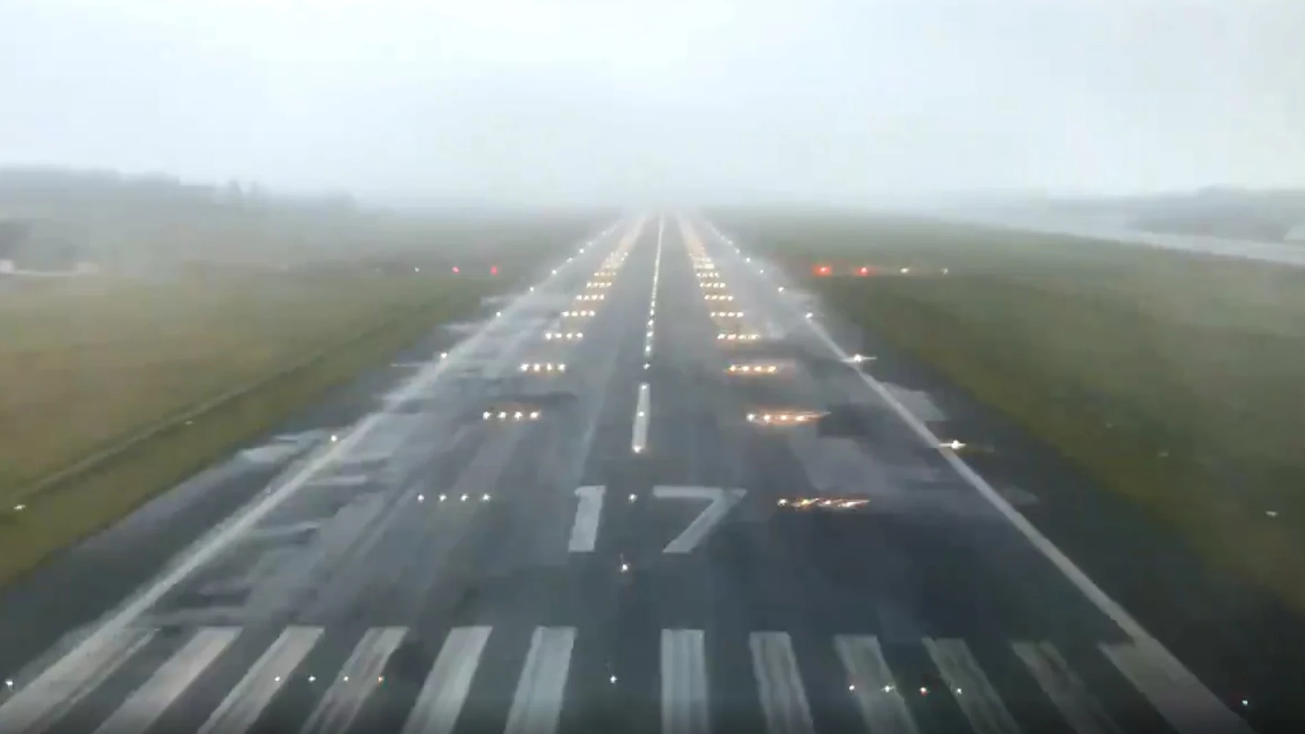 El angustioso vídeo que te hace ponerte en la piel de un piloto de avión en un aterrizaje con niebla en Galicia