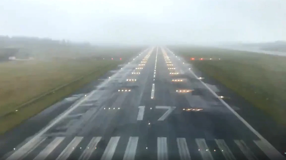 El angustioso vídeo que te hace ponerte en la piel de un piloto de avión en un aterrizaje con niebla en Galicia