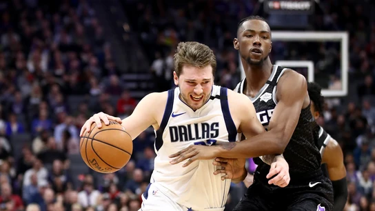 Luka Doncic intenta zafarse de Harry Giles III Luka Doncic intenta zafarse de Harry Giles III