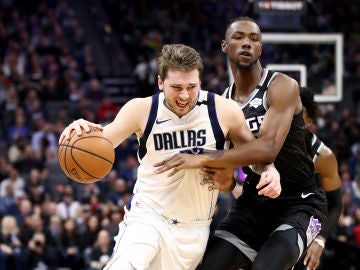 Luka Doncic intenta zafarse de Harry Giles III Luka Doncic intenta zafarse de Harry Giles III