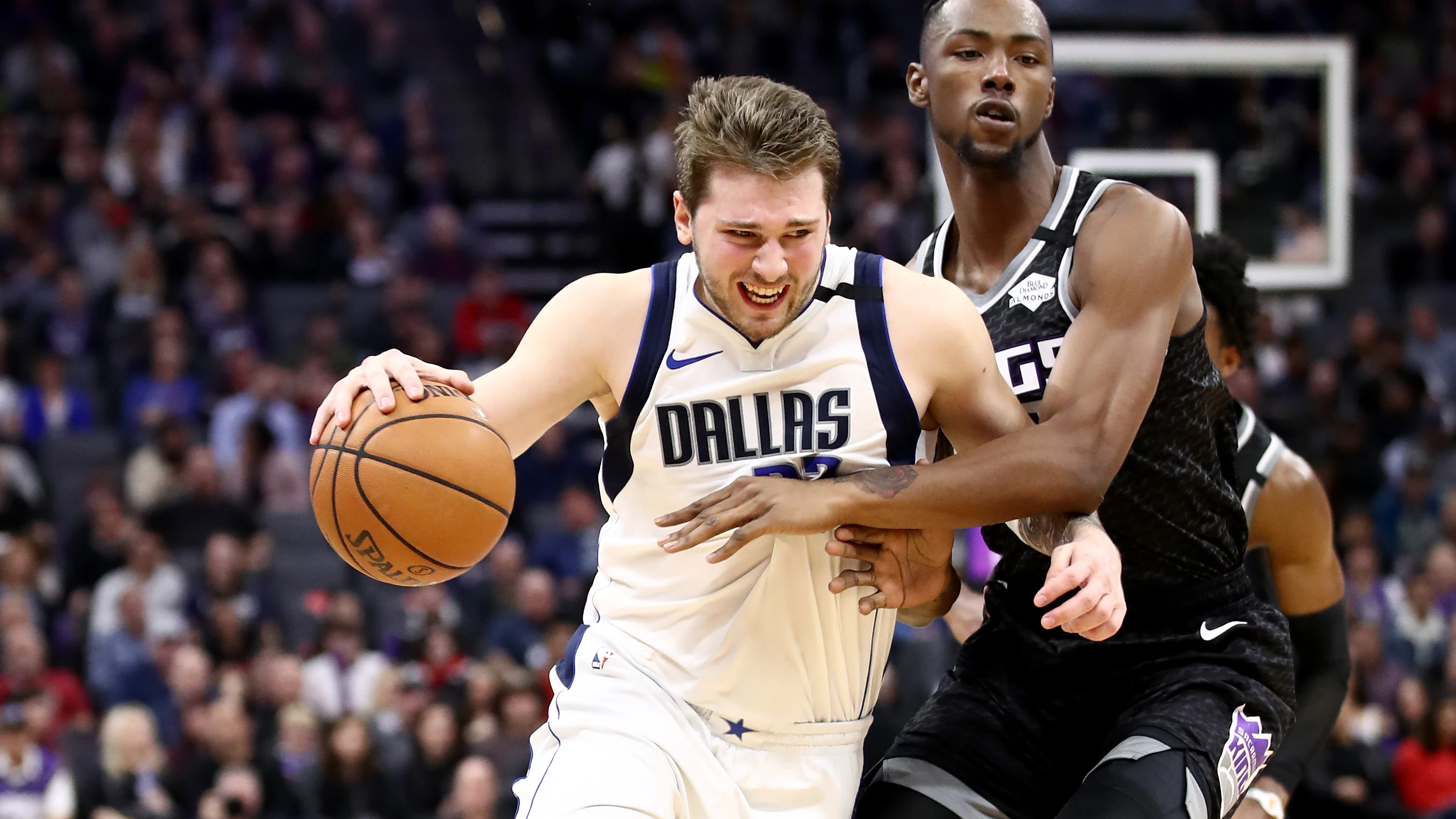 Luka Doncic intenta zafarse de Harry Giles III