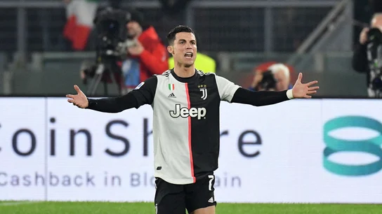 Cristiano Ronaldo protesta una decisión arbitral. Cristiano Ronaldo protesta una decisión arbitral.