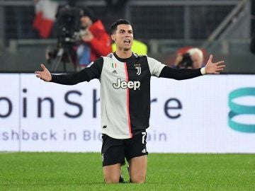 Cristiano Ronaldo protesta una decisión arbitral. Cristiano Ronaldo protesta una decisión arbitral.