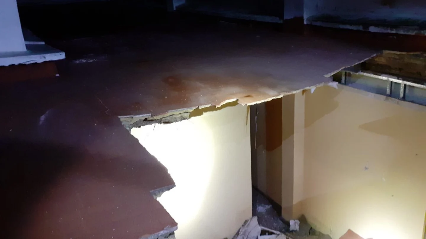El derrumbe del techo de una vivienda en Aldaia El derrumbe del techo de una vivienda en Aldaia