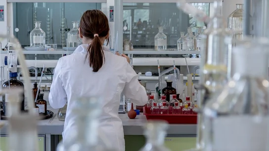 mujer trabajando en un laboratorio mujer trabajando en un laboratorio