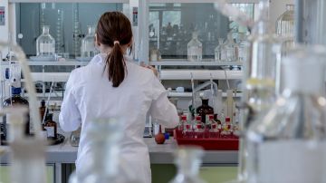 mujer trabajando en un laboratorio