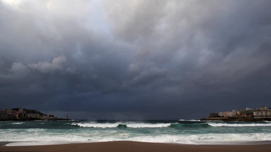 Grandes olas y riesgo de inundaciones en Galicia por la llegada de una nueva borrasca Grandes olas y riesgo de inundaciones en Galicia por la llegada de una nueva borrasca