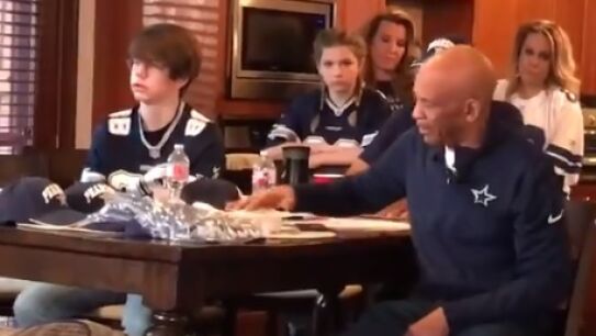 Drew Pearson, junto a su familia. 
