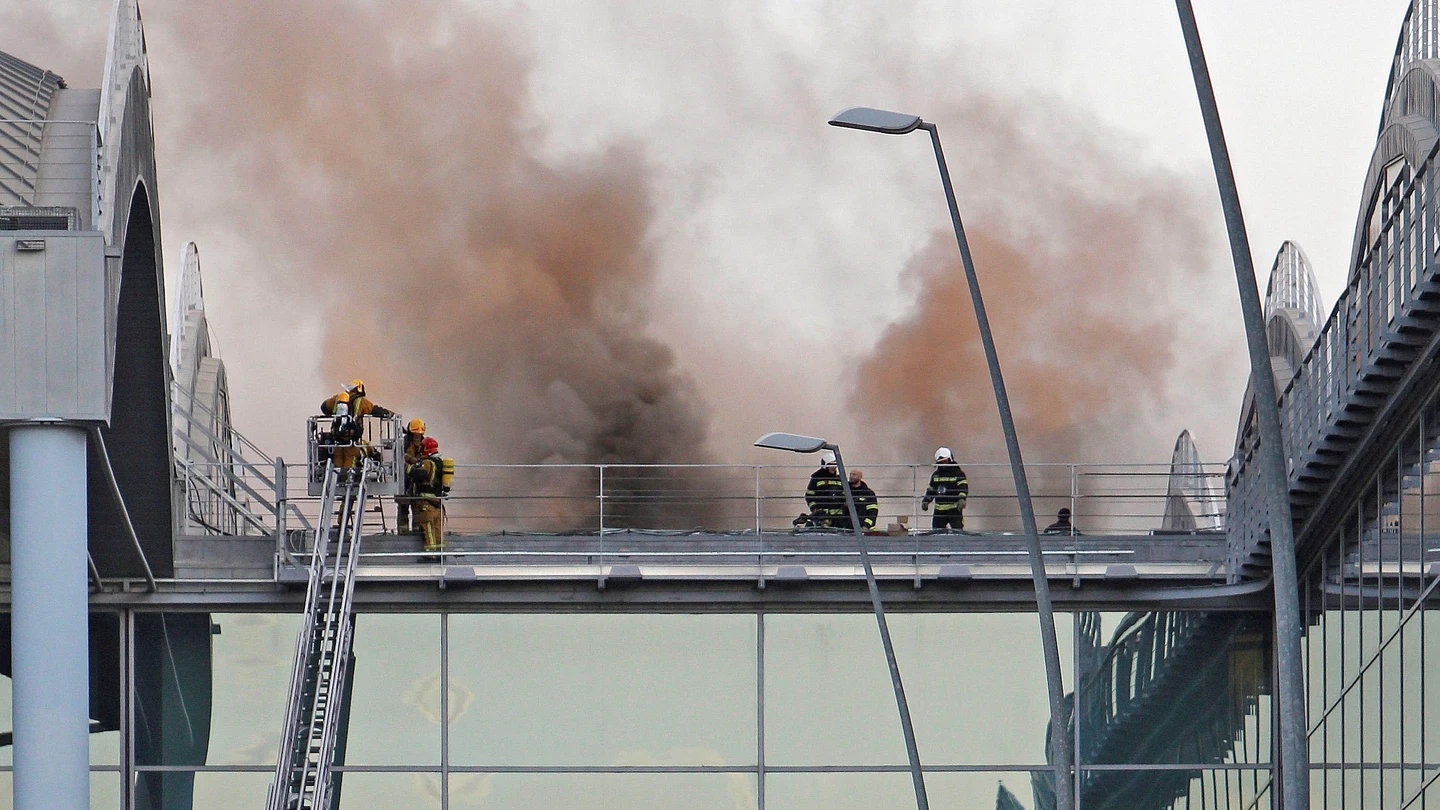 Imagen del incendio en uno de los techos del aeropuerto de Alicante Imagen del incendio en uno de los techos del aeropuerto de Alicante
