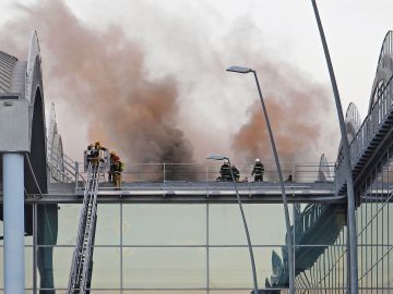 Imagen del incendio en uno de los techos del aeropuerto de Alicante Imagen del incendio en uno de los techos del aeropuerto de Alicante