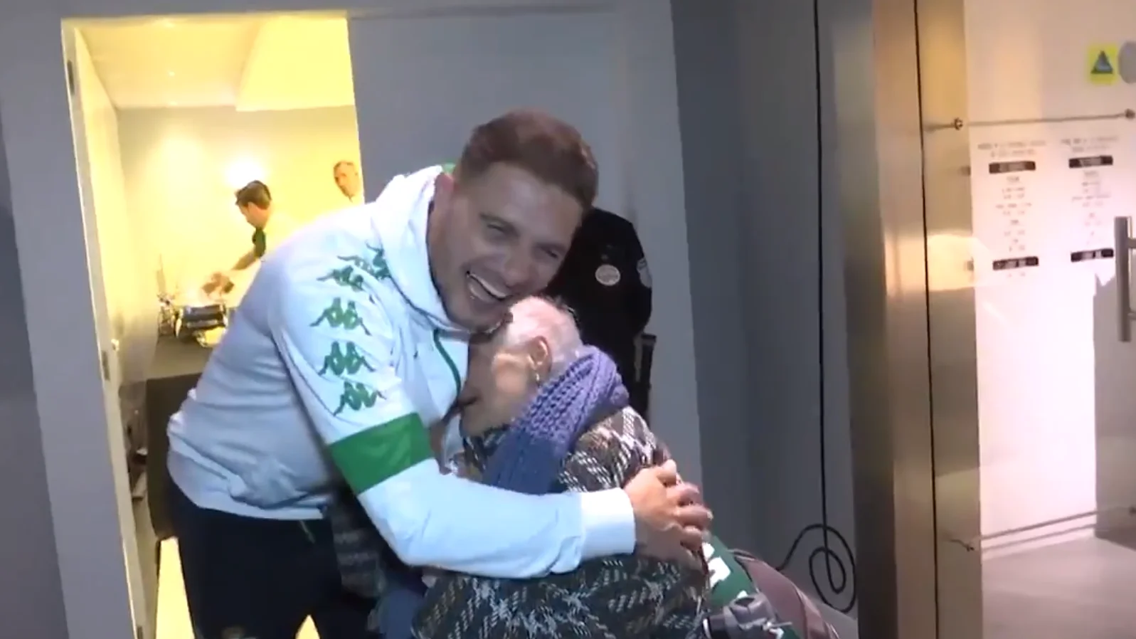 Joaquín, junto a una veterana aficionada del Betis