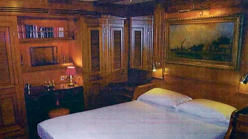 Un dormitorio del yate con el cuadro 'The thames al Twickenham', de Samuel Scott