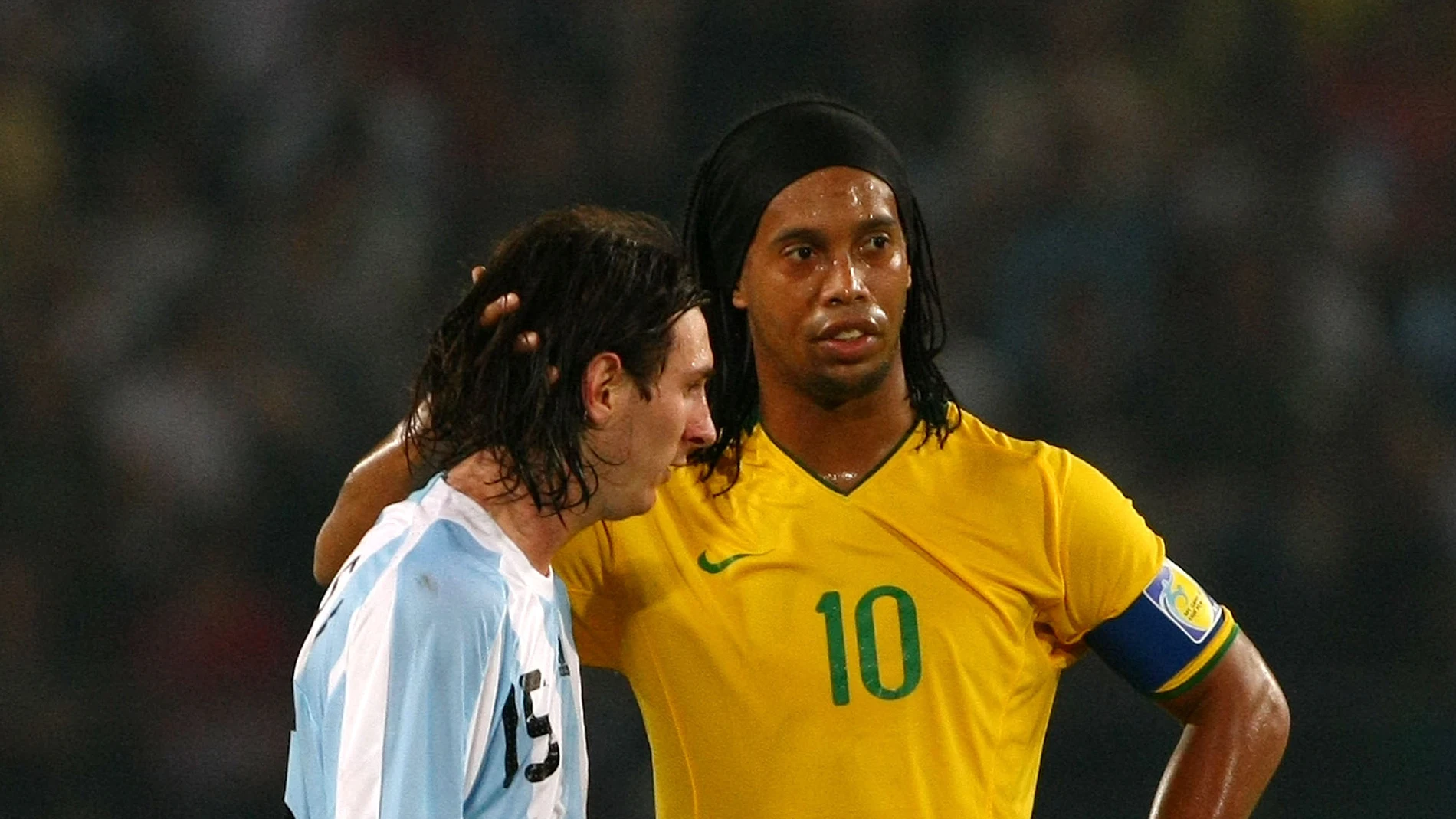 Leo Messi y Ronaldinho, durante un partido de selecciones.