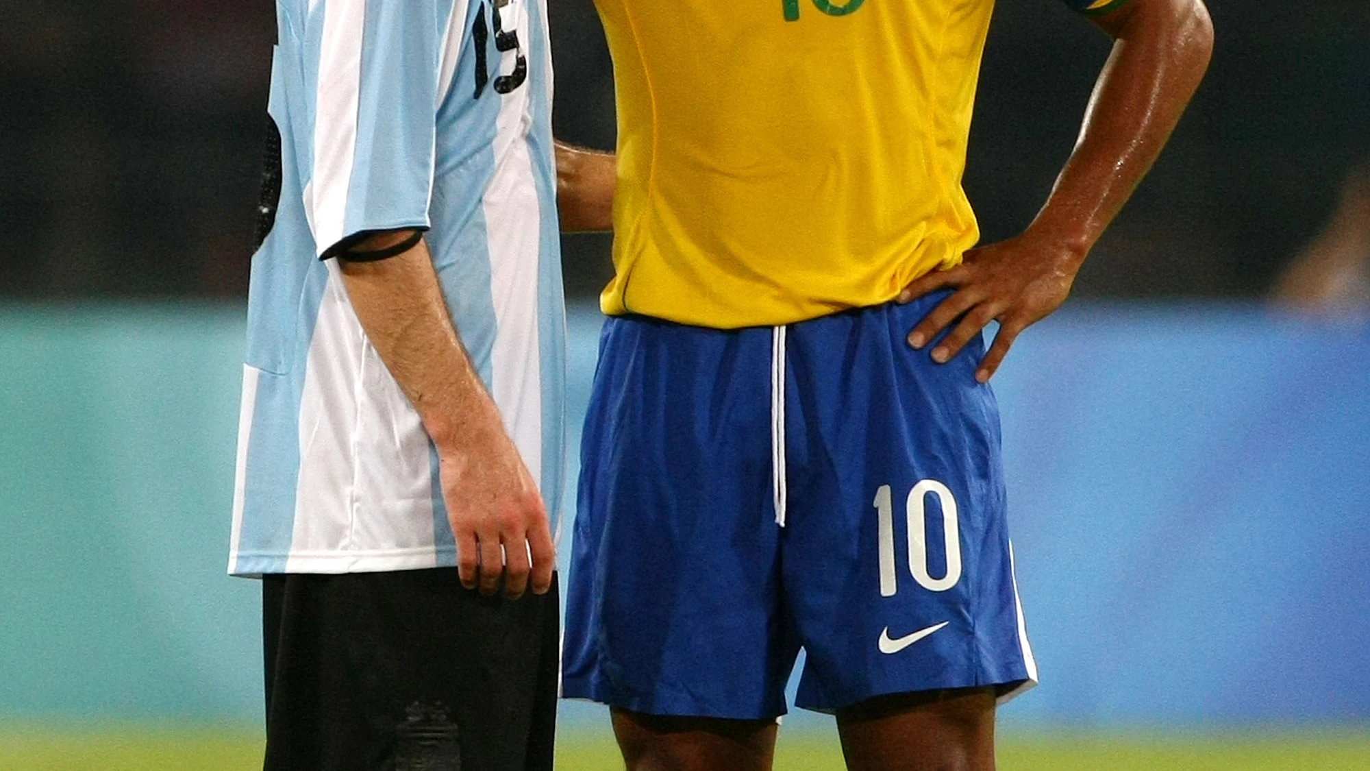 Leo Messi y Ronaldinho, durante un partido de selecciones.