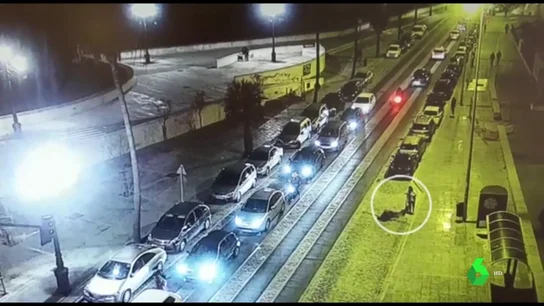 Graban al conductor de un patinete atropellando a una mujer y marchándose sin socorrerla Graban al conductor de un patinete atropellando a una mujer y marchándose sin socorrerla