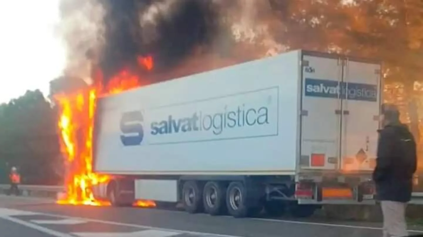 El camión incendiado en la AP-7 El camión incendiado en la AP-7