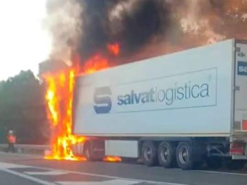 El camión incendiado en la AP-7 El camión incendiado en la AP-7