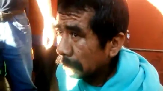 El presunto autor de violar y decapitar a una niña de seis años atado a un poste antes de ser quemado. El presunto autor de violar y decapitar a una niña de seis años atado a un poste antes de ser quemado.
