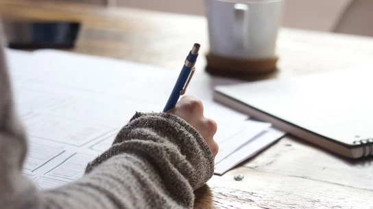 Una persona haciendo un examen Una persona haciendo un examen