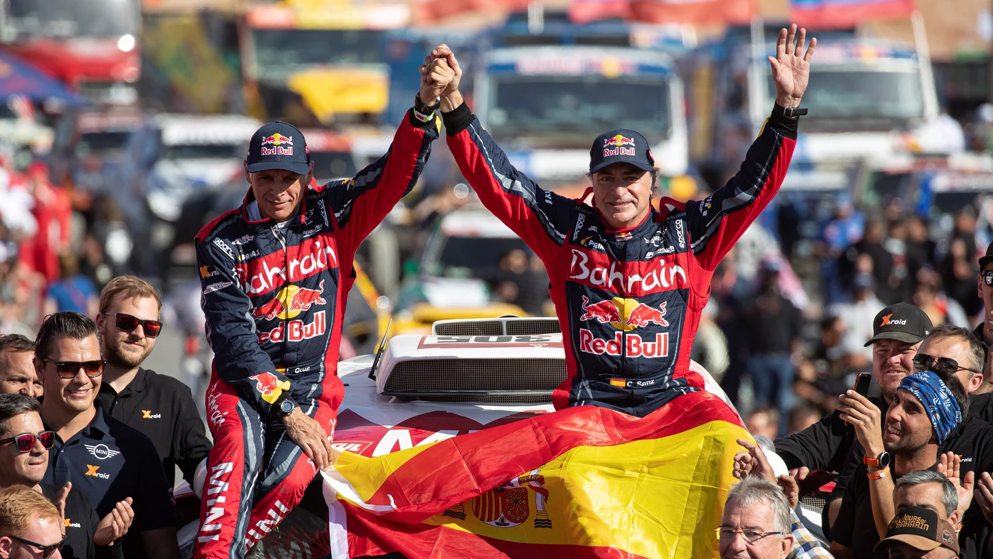 Lucas Cruz y Carlos Sainz, tras ganar el Dakar 2020 Lucas Cruz y Carlos Sainz, tras ganar el Dakar 2020