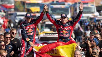 Lucas Cruz y Carlos Sainz, tras ganar el Dakar 2020