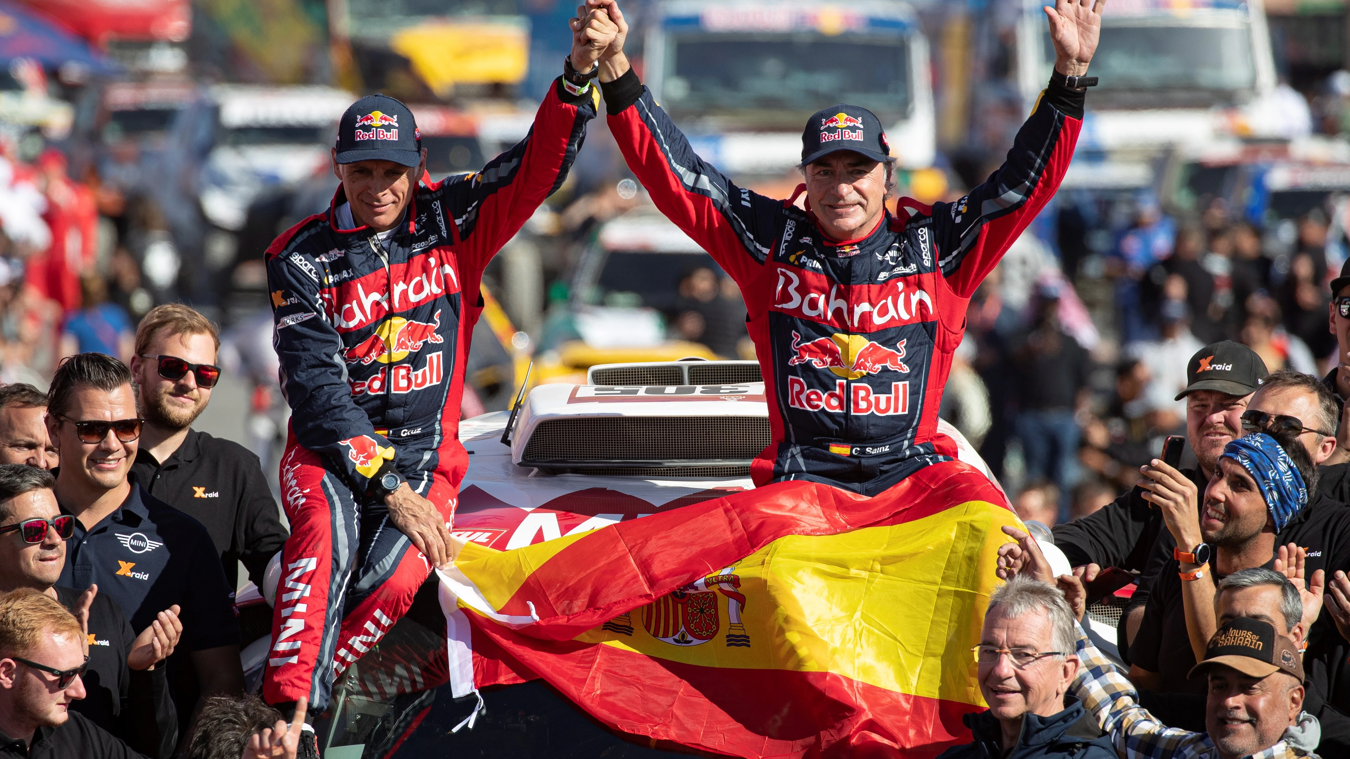 Lucas Cruz y Carlos Sainz, tras ganar el Dakar 2020