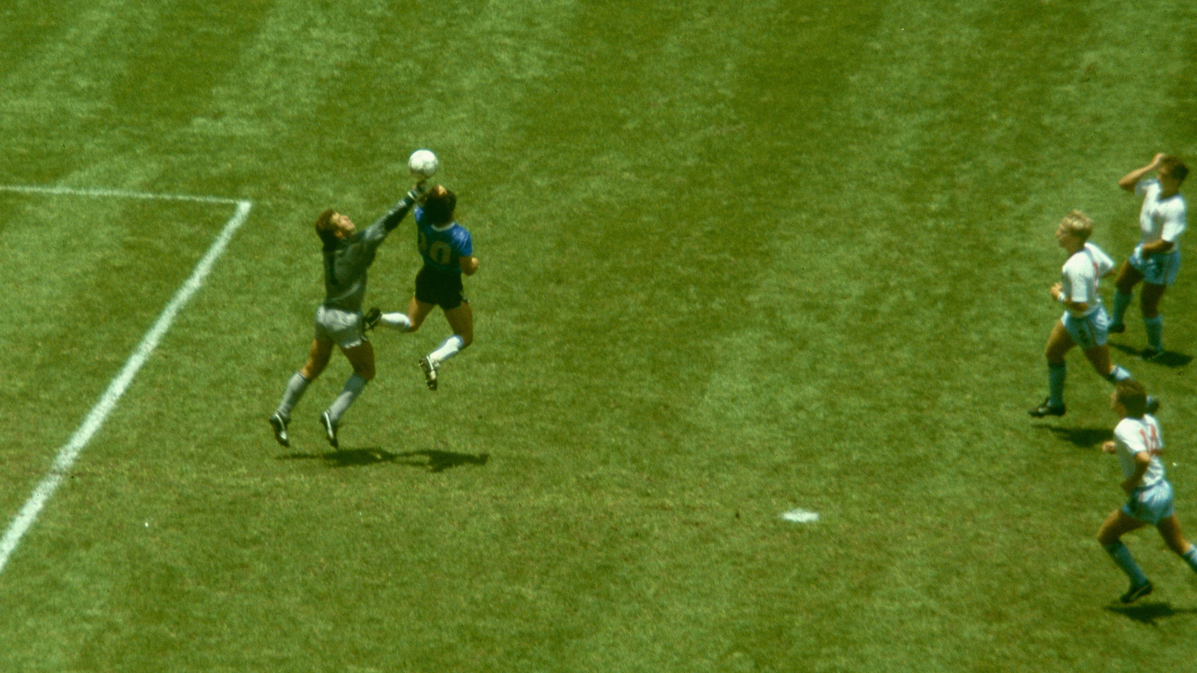 Maradona marca el histórico gol conocido como 'la mano de dios' ante Shilton