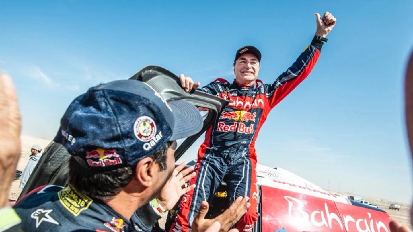 Carlos Sainz celebra su victoria en el Rally Dakar 2020 Carlos Sainz celebra su victoria en el Rally Dakar 2020