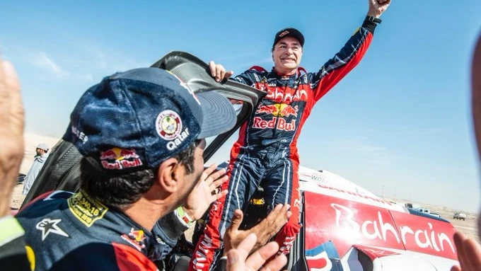 Carlos Sainz celebra su victoria en el Rally Dakar 2020