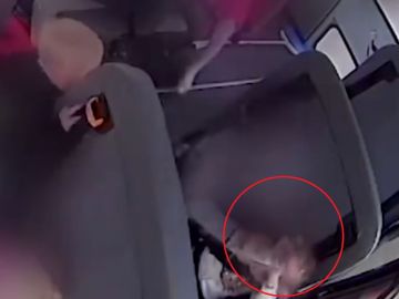 Acoso escolar a una niña en un autobús Acoso escolar a una niña en un autobús
