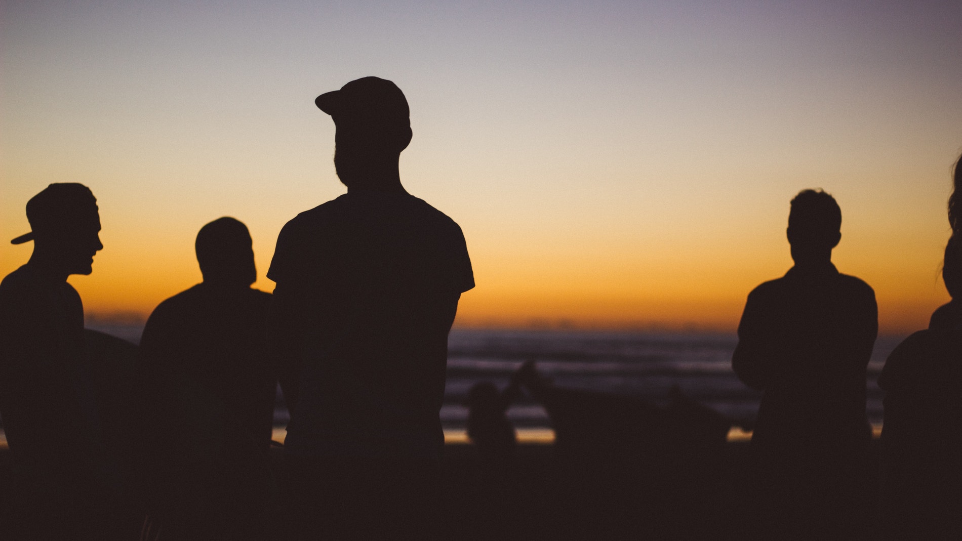 hombres jóvenes en una playa