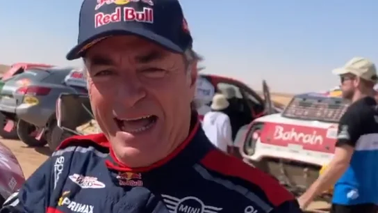 Carlos Sainz, sonriente en el vídeo de Fernando Alonso Carlos Sainz, sonriente en el vídeo de Fernando Alonso