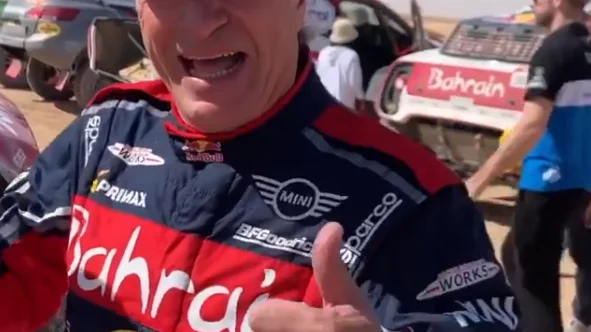 Carlos Sainz, sonriente en el vídeo de Fernando Alonso