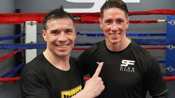 Fernando Torres junto a Maravilla Martínez.