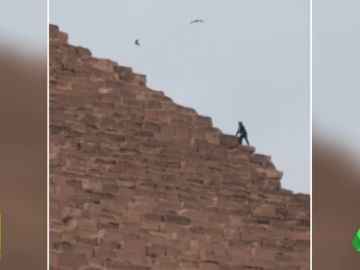 Un youtuber, detenido en Egipto por escalar una pirámide Un youtuber, detenido en Egipto por escalar una pirámide