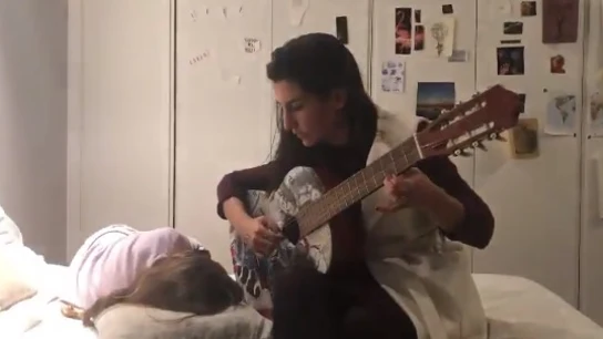 Imagen del vídeo de Rocío Monasterio tocando la guitarra Imagen del vídeo de Rocío Monasterio tocando la guitarra
