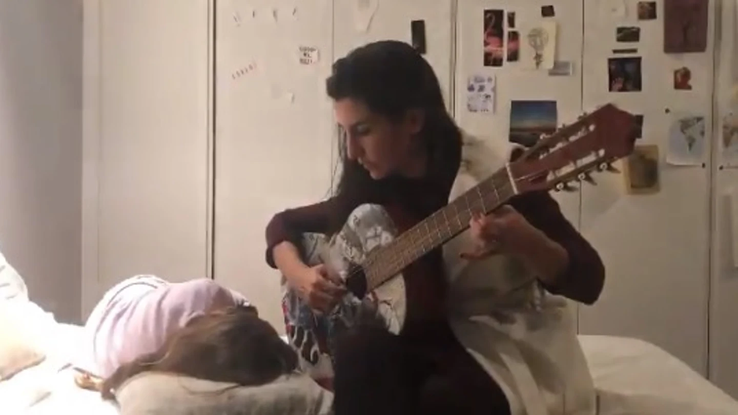 Imagen del vídeo de Rocío Monasterio tocando la guitarra Imagen del vídeo de Rocío Monasterio tocando la guitarra