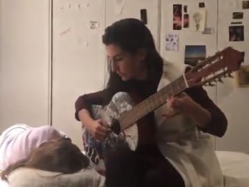 Imagen del vídeo de Rocío Monasterio tocando la guitarra Imagen del vídeo de Rocío Monasterio tocando la guitarra