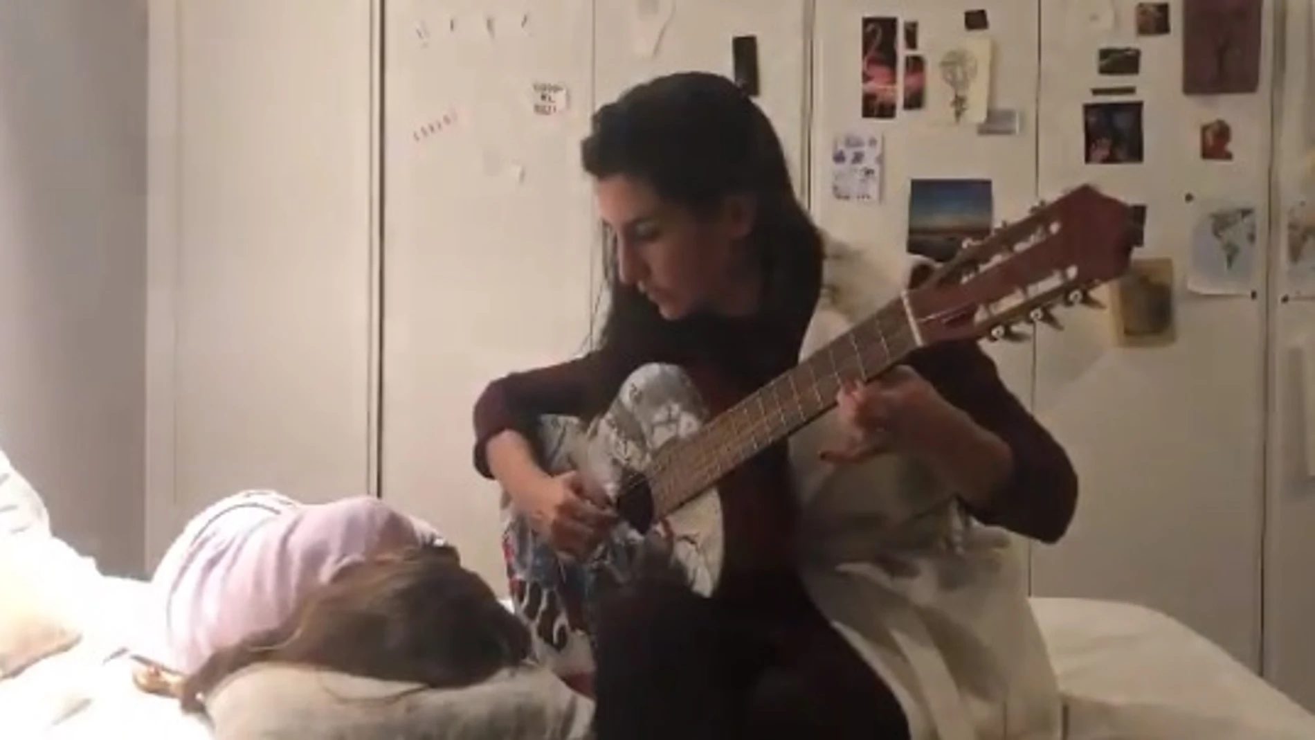 Imagen del vídeo de Rocío Monasterio tocando la guitarra