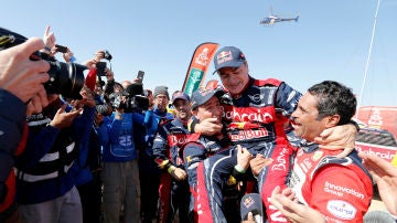 Carlos Sainz celebra su victoria en el Dakar