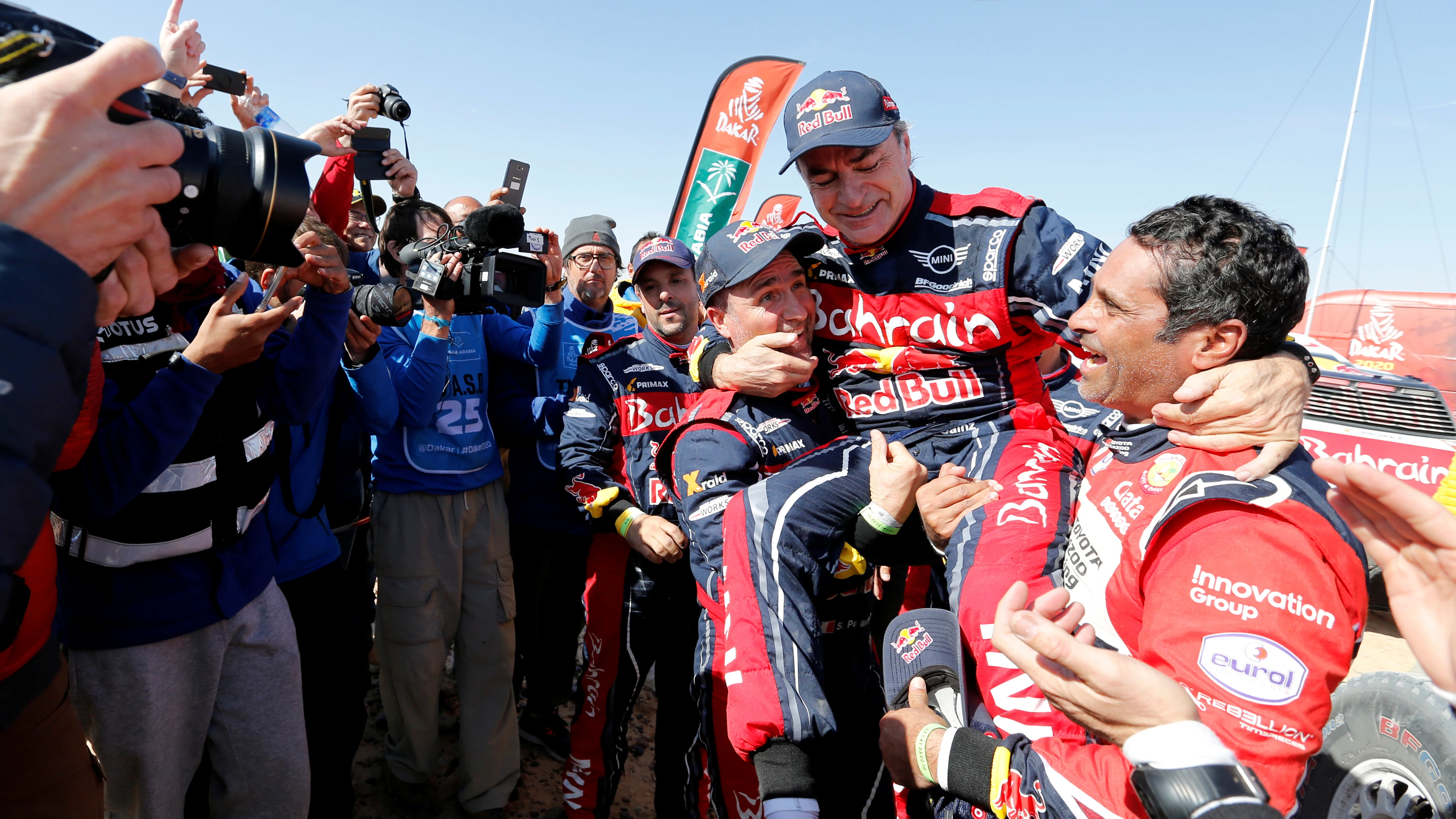 Carlos Sainz celebra su victoria en el Dakar